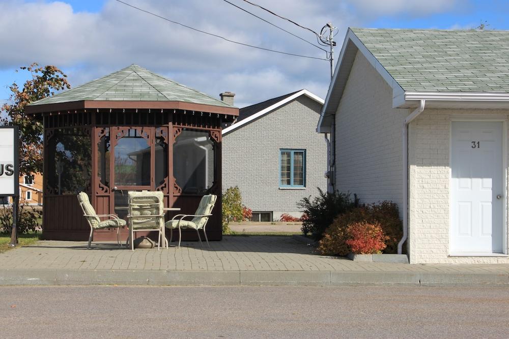 Motel Quatre Saisons Forestville Exterior photo